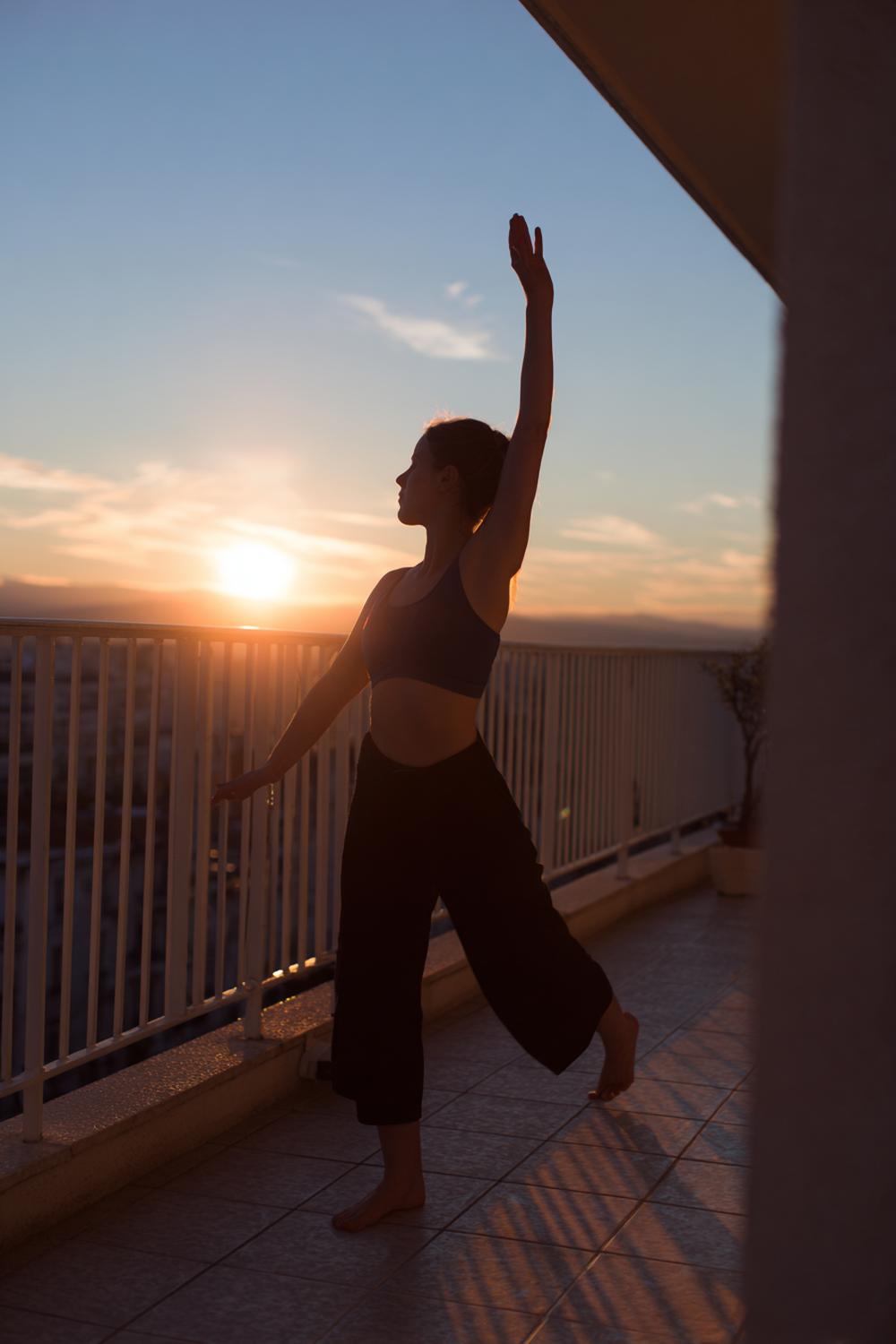 Yoga & Stretching Routines: 7 Aesthetic, Scene-Based Flows You Can Repeat Anywhere